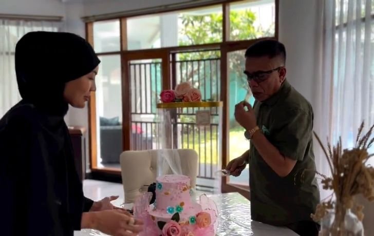 Anniversary Bersama Steffy, Irwandi Yusuf Cicipi Kue Pakai Tangan Kiri Anniversary Bersama Steffy, Irwandi Yusuf Cicipi Kue Pakai Tangan Kiri