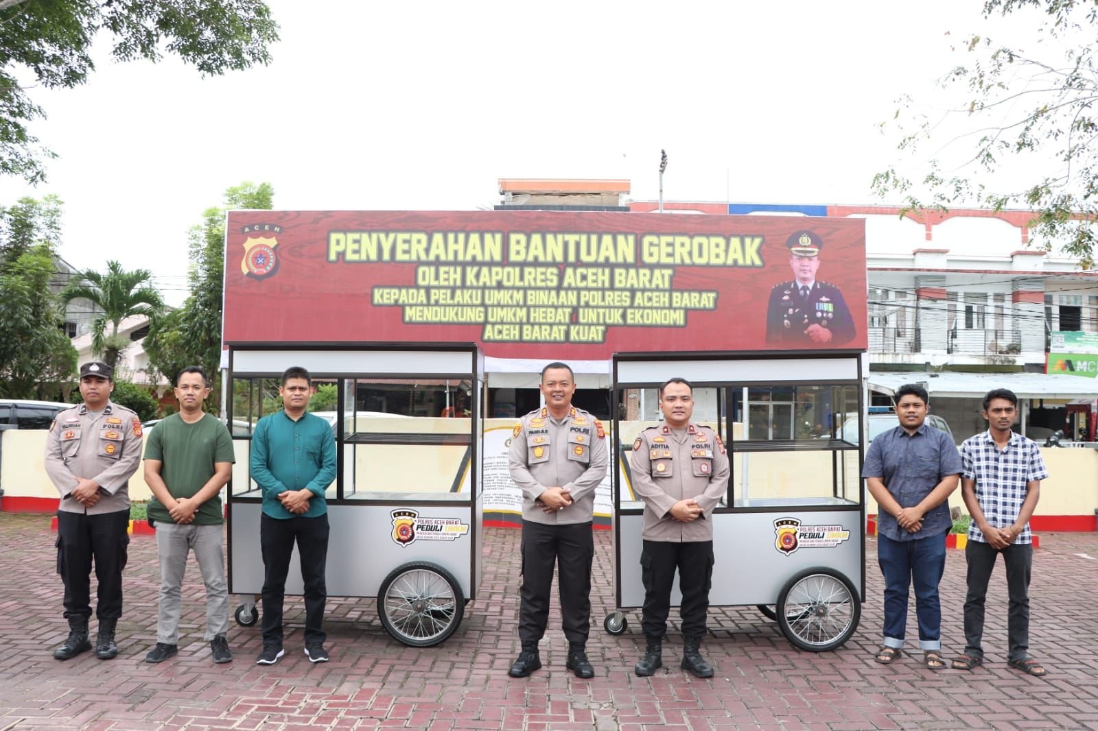 Kapolres Aceh Barat Beri Bantuan Gerobak Gratis demi Tingkatkan Ekonomi Masyarakat Kapolres Aceh Barat Beri Bantuan Gerobak Gratis demi Tingkatkan Ekonomi Masyarakat