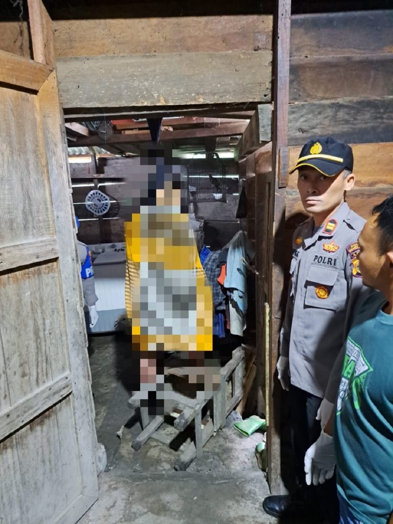 Warga Kampung Permata Digegerkan Dengan Penemuan Mayat Tergantung di Kamar Mandi Warga Kampung Permata Digegerkan Dengan Penemuan Mayat Tergantung di Kamar Mandi