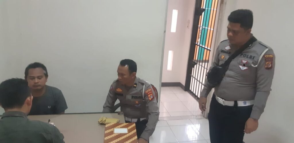 Tersangka Sat Lantas di Serahkan Unit Gakkum Ke Kejaksaan Negeri Aceh Tamiang Tersangka Sat Lantas di Serahkan Unit Gakkum Ke Kejaksaan Negeri Aceh Tamiang