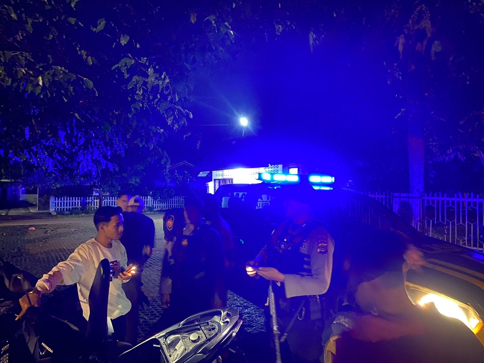 Blue Light Patrol, Tim URC Polres Lhokseumawe Sasar Tepat Berkumpul Remaja Blue Light Patrol, Tim URC Polres Lhokseumawe Sasar Tepat Berkumpul Remaja