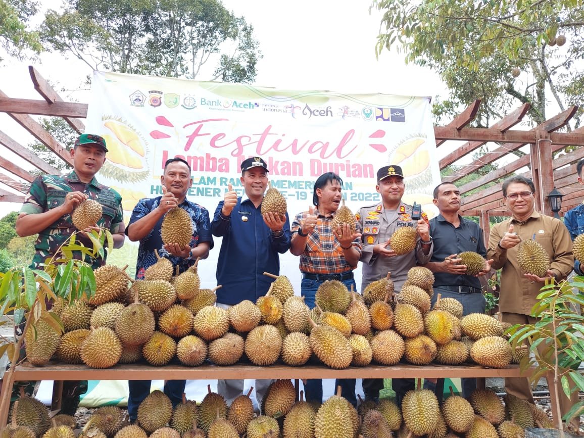 Kapolres Bener Meriah Hadiri Kegiatan Festival Lomba Makan Durian Kapolres Bener Meriah Hadiri Kegiatan Festival Lomba Makan Durian