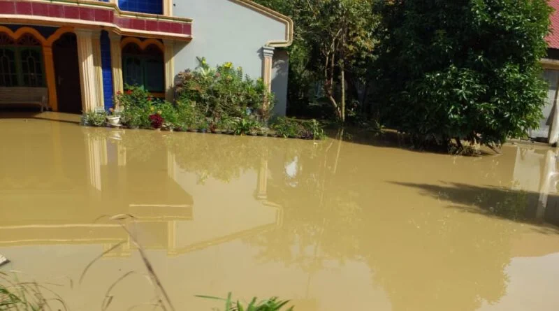 Kapolsek Bendahara Dan Personil Turun Pantau DAS Krueng Tamiang Kapolsek Bendahara Dan Personil Turun Pantau DAS Krueng Tamiang