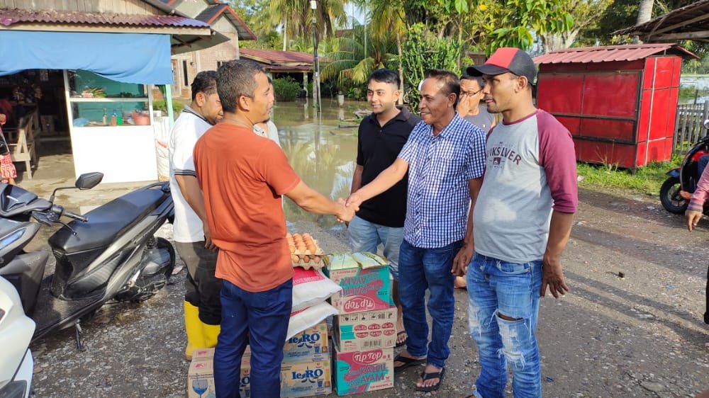Anggota DPRA Fraksi PKS Salurkan Bantuan Ke Posko Pengungsian Di Aceh Utara Anggota DPRA Fraksi PKS Salurkan Bantuan Ke Posko Pengungsian Di Aceh Utara
