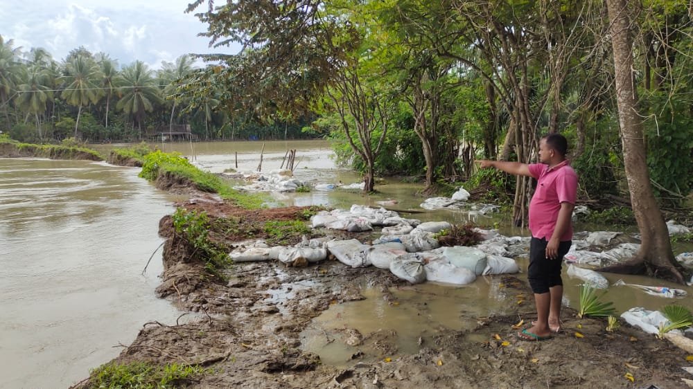 Akibat Tanggul Jebol, Puluhan Rumah Warga Terendam Banjir Akibat Tanggul Jebol, Puluhan Rumah Warga Terendam Banjir