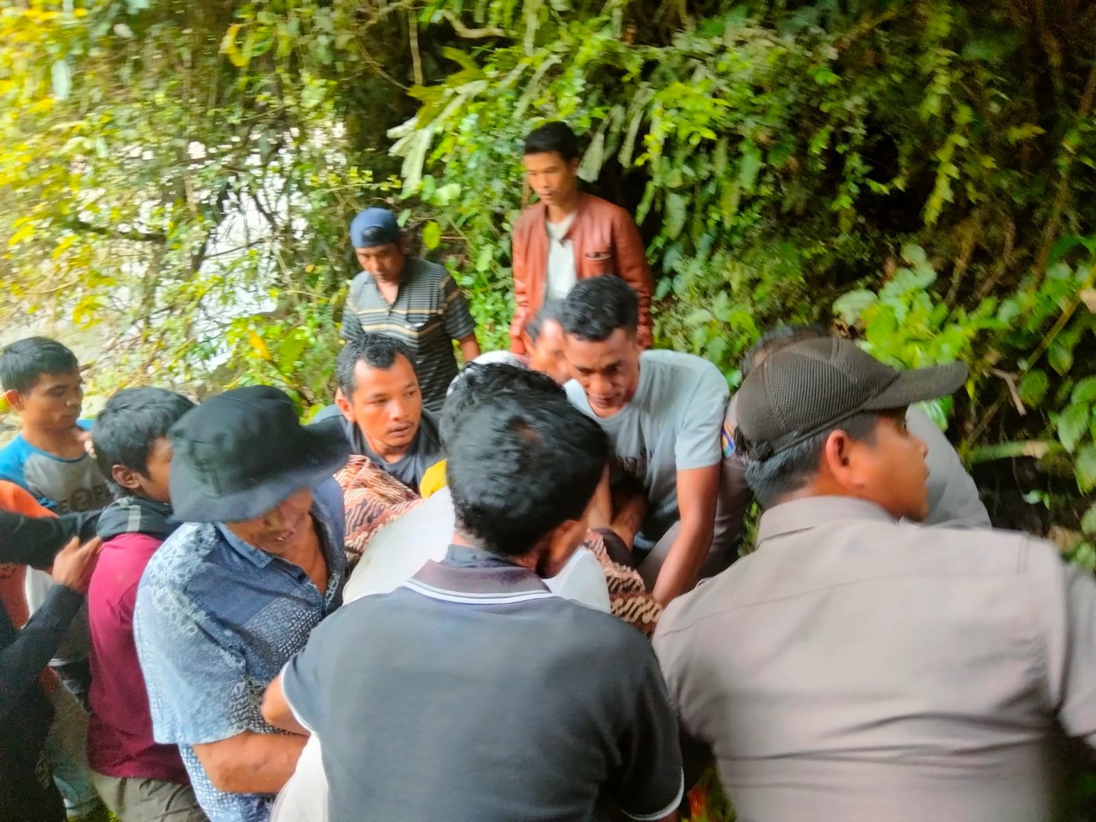 Diduga Hanyut Pada Saat Mencari Ikan Di Sungai, Pria Ini Ditemukan Meninggal Dunia Diduga Hanyut Pada Saat Mencari Ikan Di Sungai, Pria Ini Ditemukan Meninggal Dunia