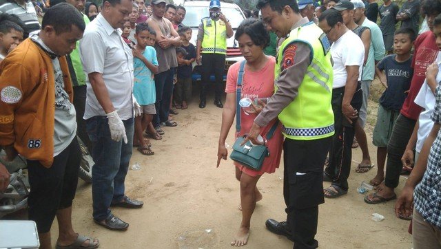 Kakak Beradik Tewas Ditabrak Truk di Jalan Bergelombang Kakak Beradik Tewas Ditabrak Truk di Jalan Bergelombang