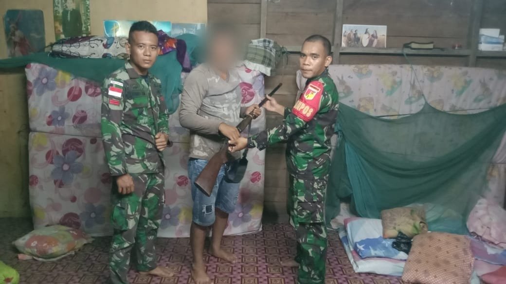 Satgas Pamtas RI-Malaysia Yonarmed 19/105 Trk Bogani Terima Senpi Rakitan Dari Warga Dusun Kapar Satgas Pamtas RI-Malaysia Yonarmed 19/105 Trk Bogani Terima Senpi Rakitan Dari Warga Dusun Kapar