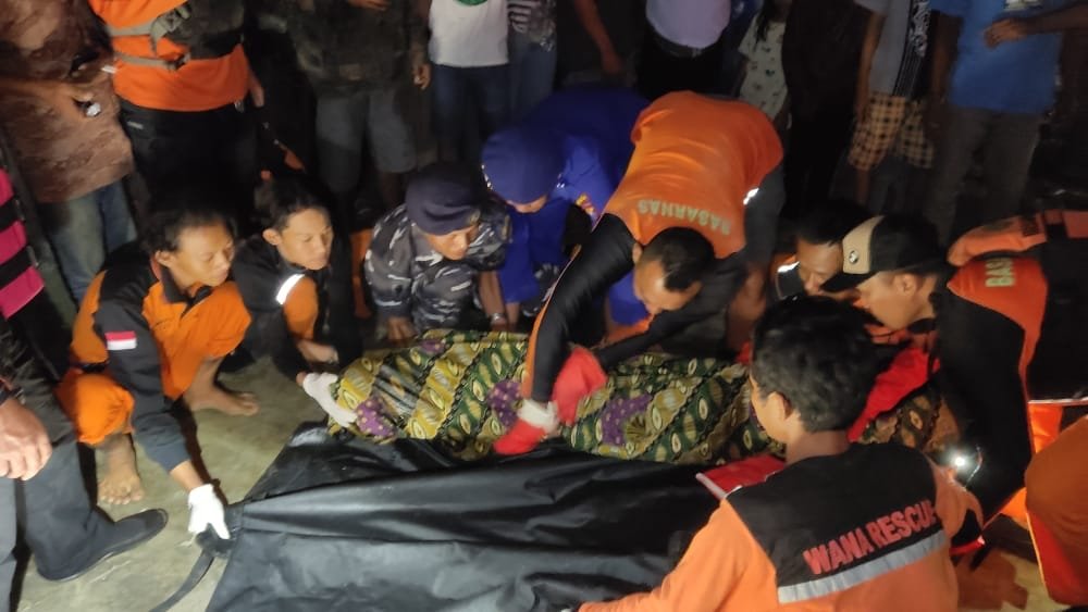 TIM SAR Gabungan TNI AL Berhasil Temukan Seluruh Korban Terseret Ombak di Pantai Prigi TIM SAR Gabungan TNI AL Berhasil Temukan Seluruh Korban Terseret Ombak di Pantai Prigi