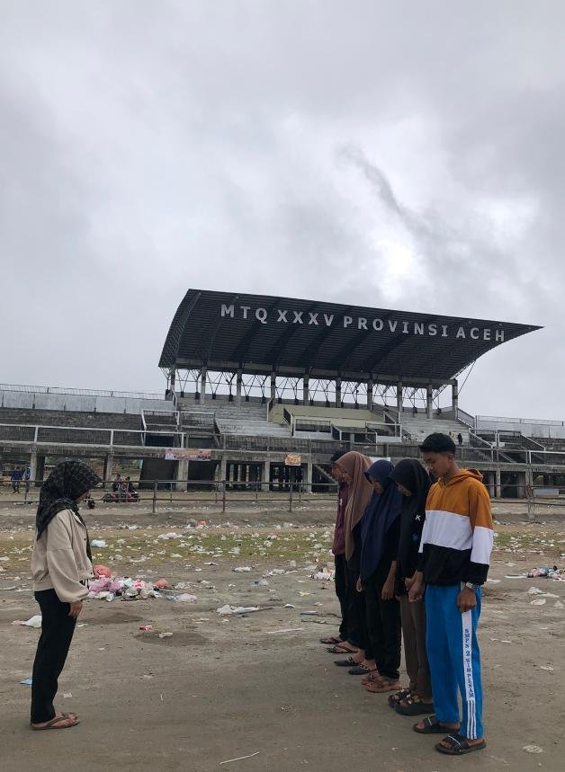 Terkesan Lamban, FAD Bersihkan Sampah Di Lapangan Sengeda Terkesan Lamban, FAD Bersihkan Sampah Di Lapangan Sengeda