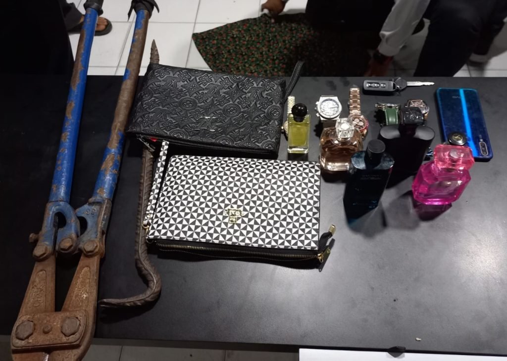 Dua Pelaku Pembobol Toko Jam Arloji di Banda Aceh Diamankan Polisi Dua Pelaku Pembobol Toko Jam Arloji di Banda Aceh Diamankan Polisi