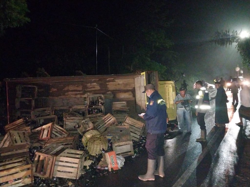 Truk Pengangkut Botol Minuman Bekas Alami Kecelakaan di Tanjakan Enang- enang Truk Pengangkut Botol Minuman Bekas Alami Kecelakaan di Tanjakan Enang- enang