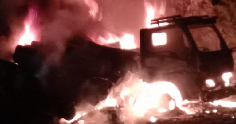 Satu Unit Mobil Truk Terbakar Di Jalan Elak, Kerugian Mencapai 400 Juta Satu Unit Mobil Truk Terbakar Di Jalan Elak, Kerugian Mencapai 400 Juta