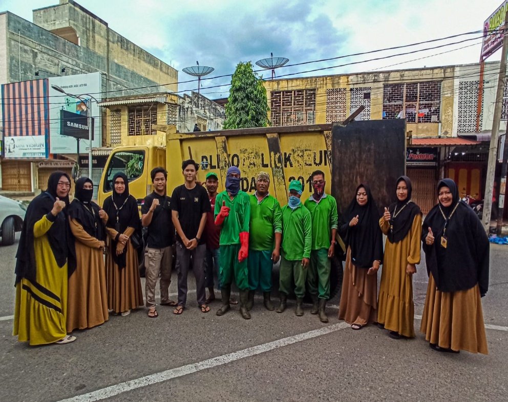 Komunitas Jum’at Barokah Lhokseumawe Bagikan 300 Paket Makanan Gratis Ke Masyarakat Kurang Mampu Komunitas Jum’at Barokah Lhokseumawe Bagikan 300 Paket Makanan Gratis Ke Masyarakat Kurang Mampu