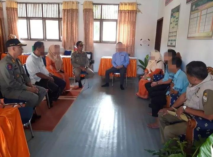 Satpol-PP Dan WH Melakukan Pembinaan Terhadap Siswa Yang Bolos Sekolah Satpol-PP Dan WH Melakukan Pembinaan Terhadap Siswa Yang Bolos Sekolah