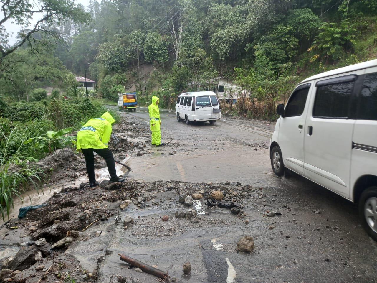 Material Batu Berserakan Menutupi Badan Jalan Takengon-Bireun, Akibat Hujan Deras Material Batu Berserakan Menutupi Badan Jalan Takengon-Bireun, Akibat Hujan Deras