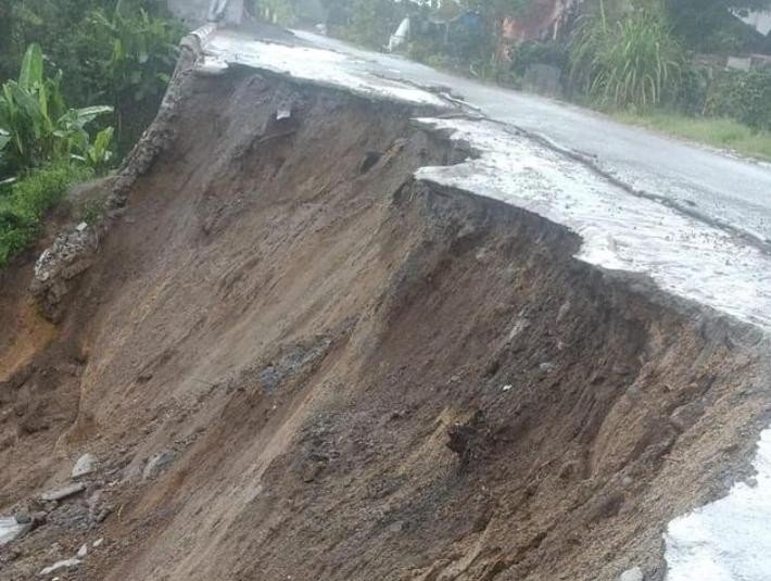 Turap Penahan Tanah Amblas, Perkebunan Warga Tertimbun Longsor Turap Penahan Tanah Amblas, Perkebunan Warga Tertimbun Longsor