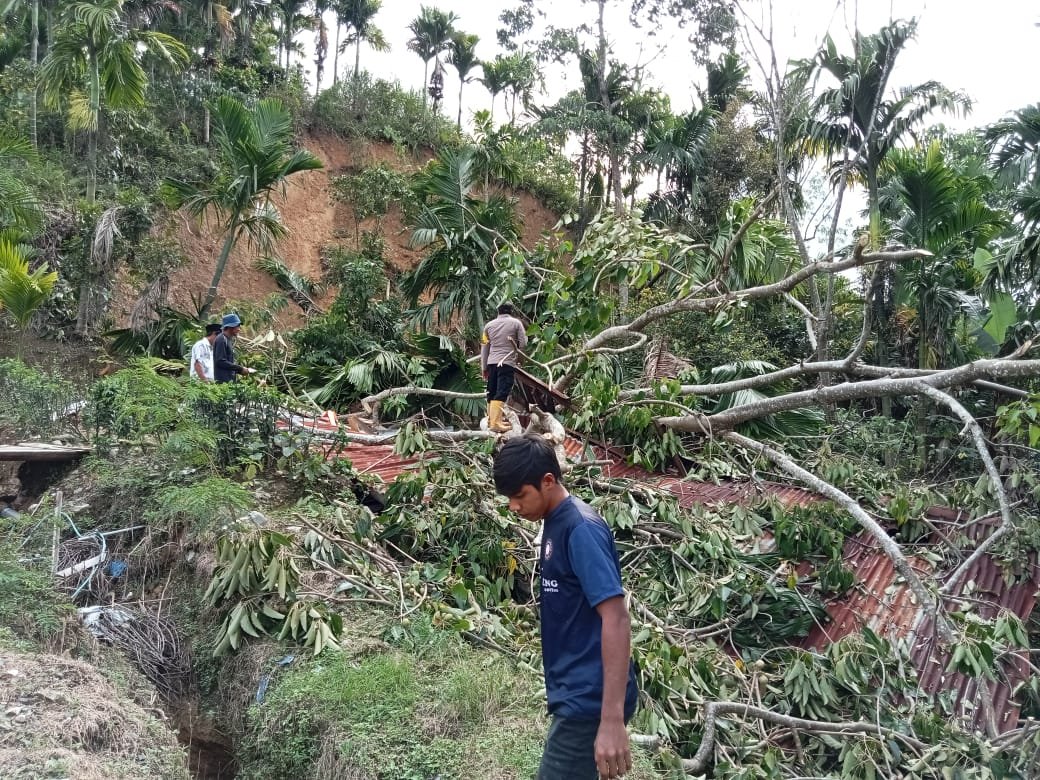 Belasan Rumah Warga di Kecamatan Syiah Utama Rusak Akibat Terkena Banjir dan Material Longsor Belasan Rumah Warga di Kecamatan Syiah Utama Rusak Akibat Terkena Banjir dan Material Longsor