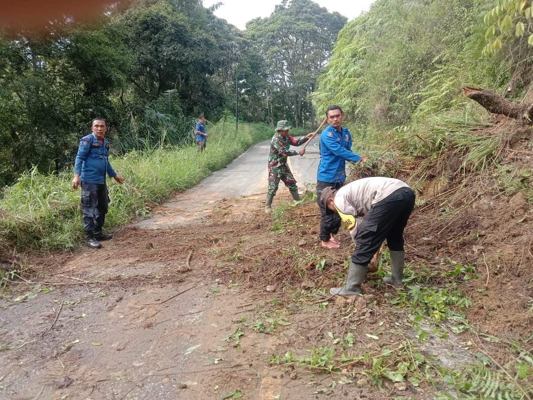 TNI-Polri Dan Pemadam Kebakaran Bersihkan Material Di Jalan Bireuen-Takengon TNI-Polri Dan Pemadam Kebakaran Bersihkan Material Di Jalan Bireuen-Takengon