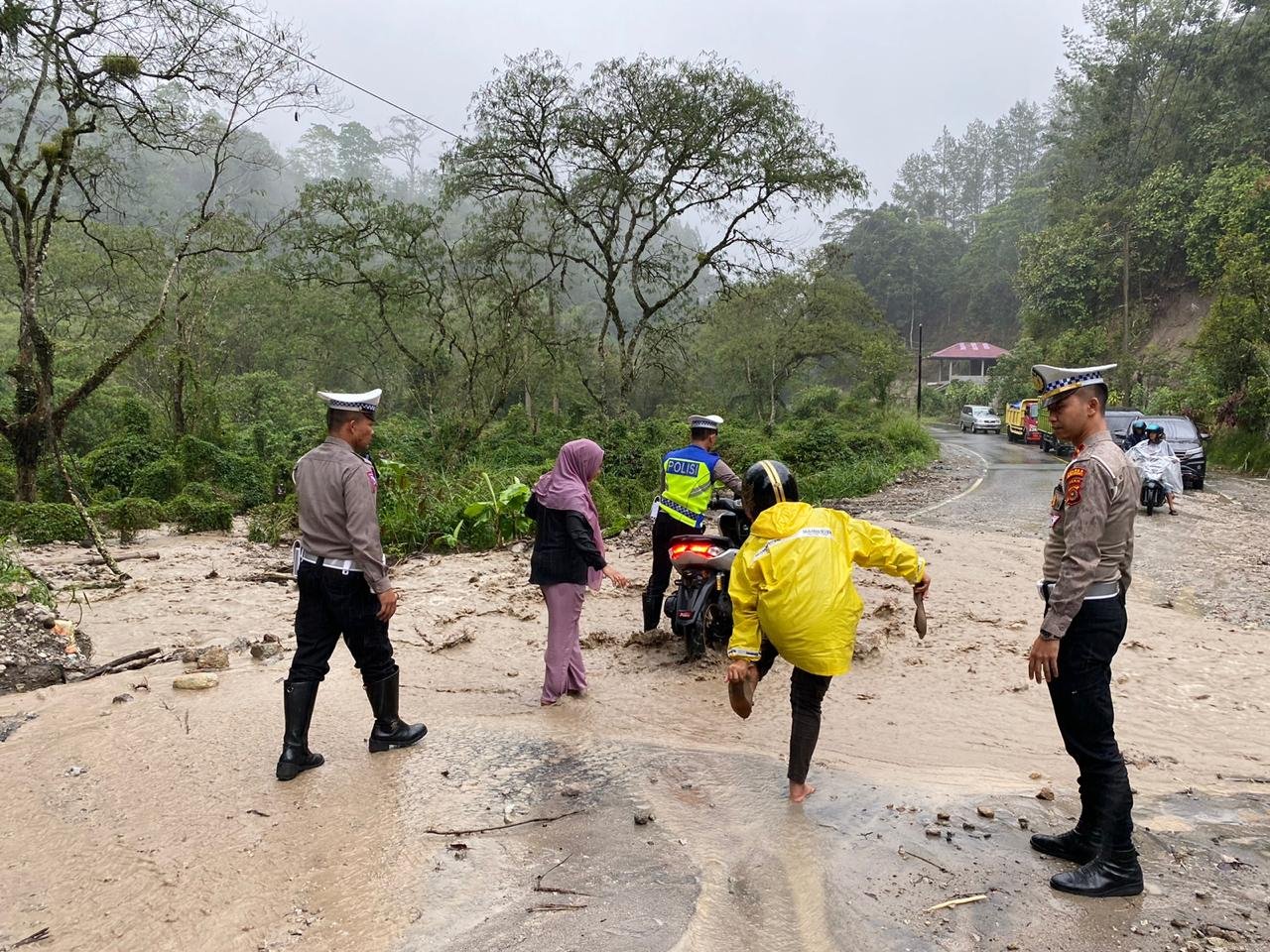 Polres Bener Meriah Lakukan Pengaturan Lalulintas Akibat Bencana Longsor Polres Bener Meriah Lakukan Pengaturan Lalulintas Akibat Bencana Longsor