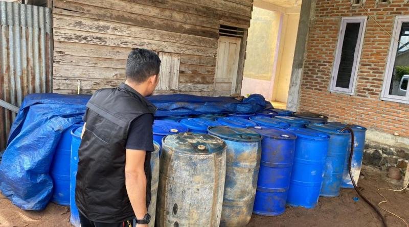 Polisi Amankan Pelaku Terduga Penimbunan BBM Jenis Solar di Aceh Polisi Amankan Pelaku Terduga Penimbunan BBM Jenis Solar di Aceh