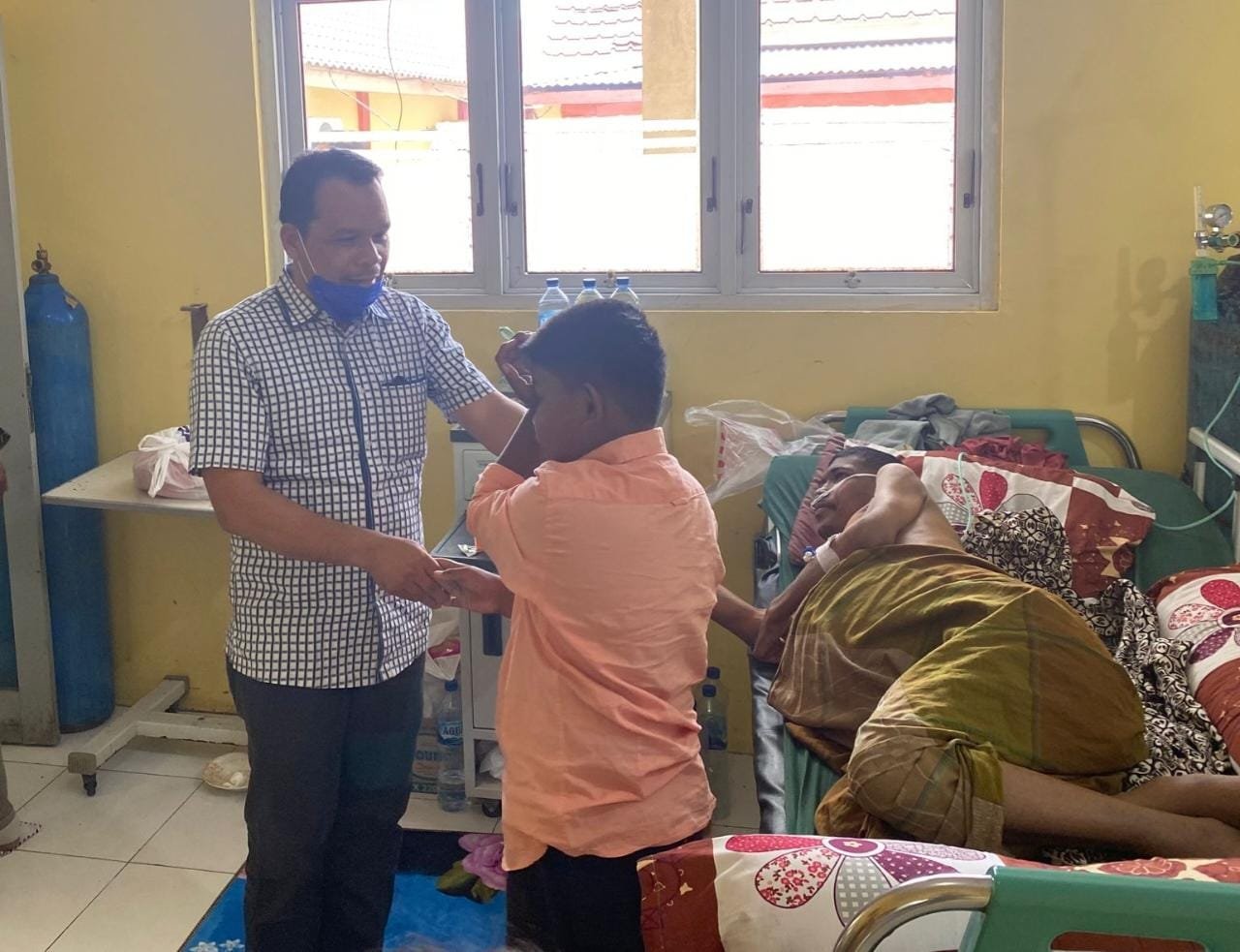 Demokrat Jenguk Rusli Yusuf Pasien Asal Pidie Jaya di RS Cut Meutia Demokrat Jenguk Rusli Yusuf Pasien Asal Pidie Jaya di RS Cut Meutia