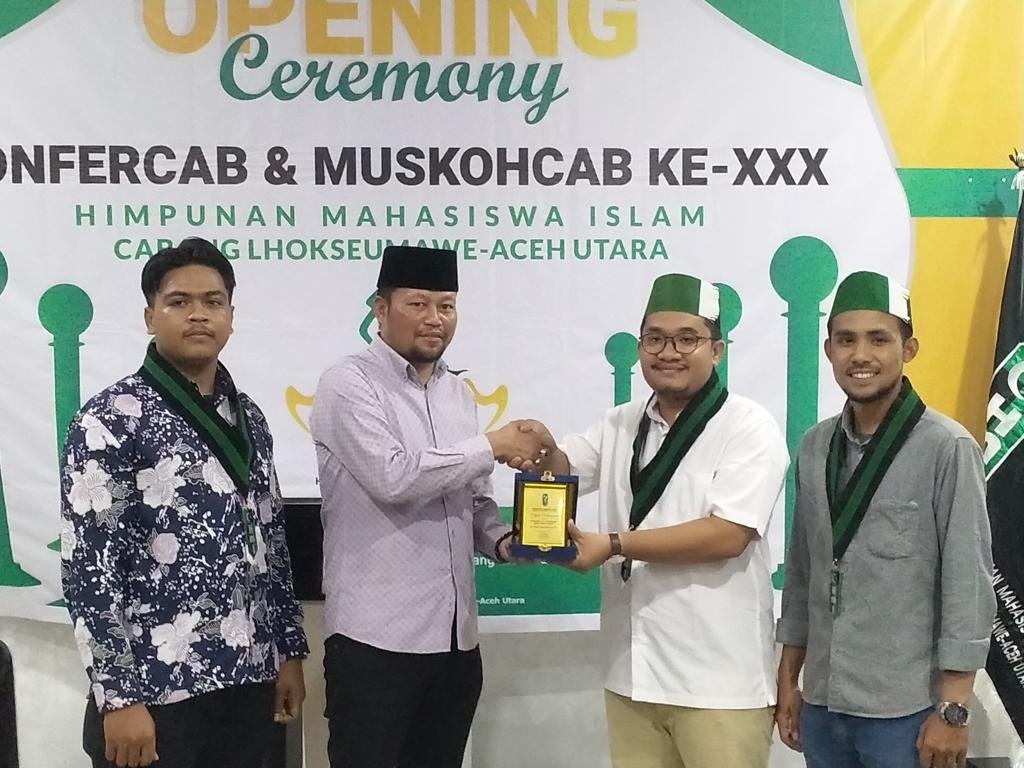 HMI Berikan Penghargaan Untuk Ketua DPRK Lhokseumawe HMI Berikan Penghargaan Untuk Ketua DPRK Lhokseumawe