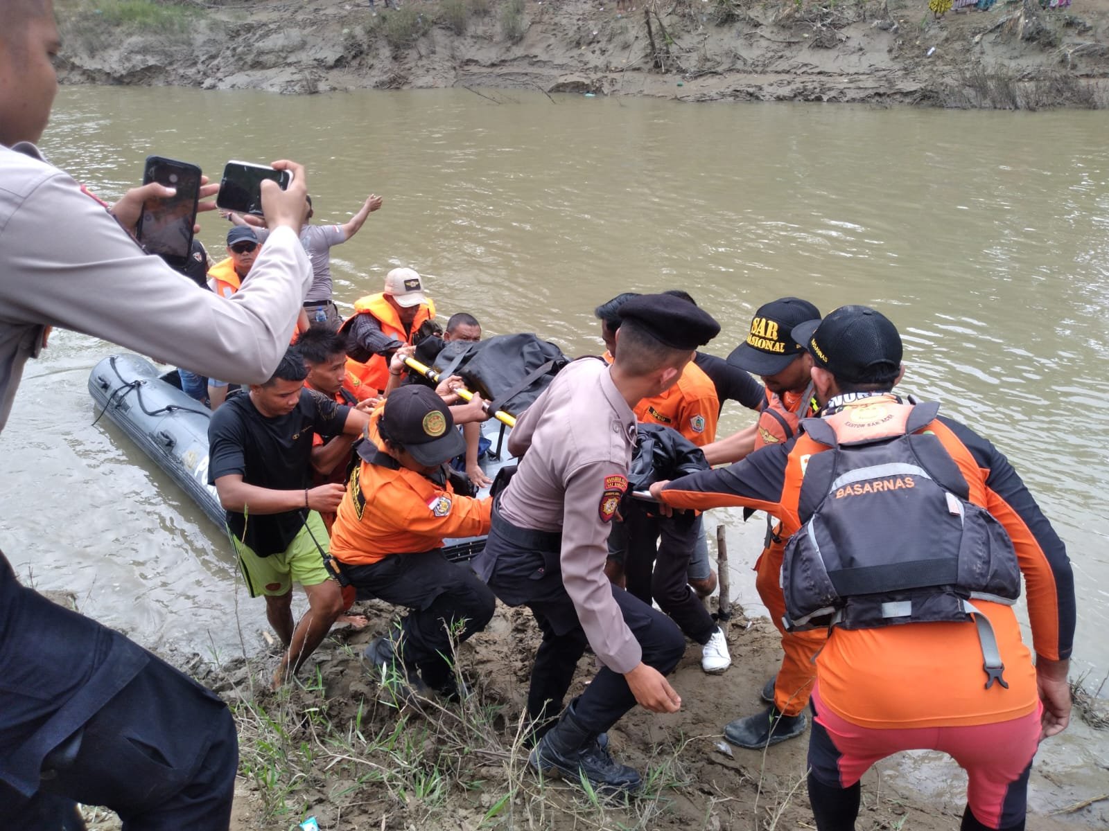 Bocah Tenggelam Dilhoksukon Ditemukan Meninggal Bocah Tenggelam Dilhoksukon Ditemukan Meninggal