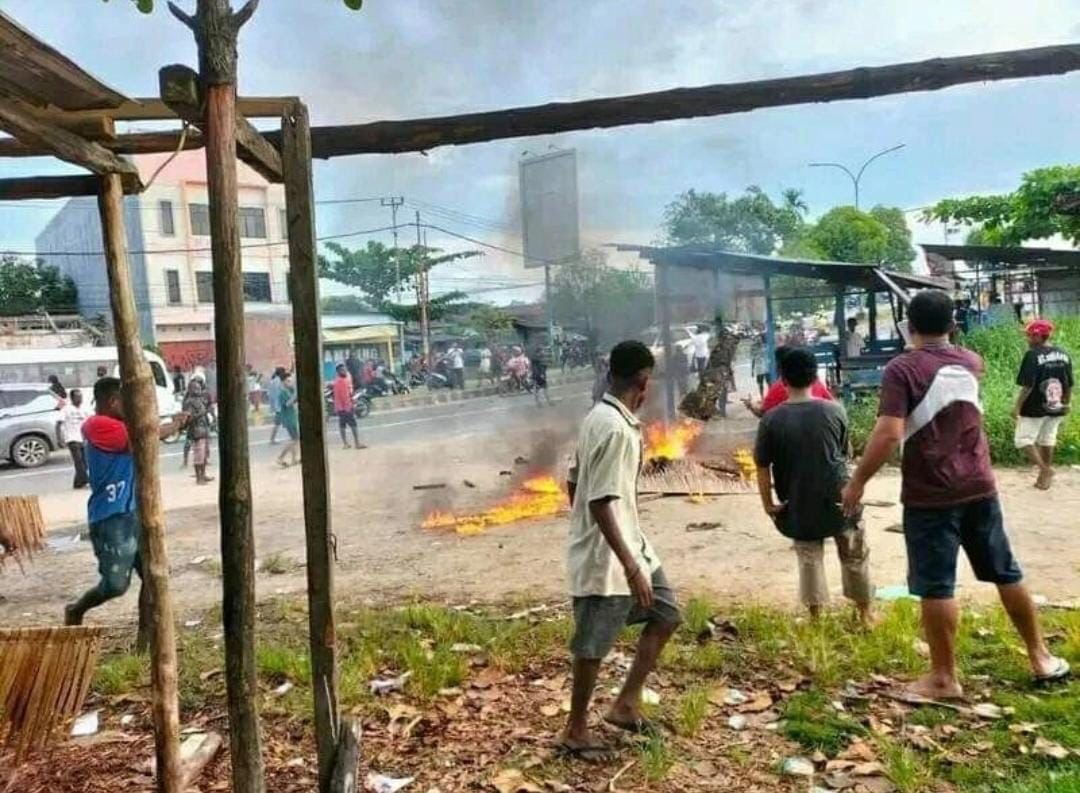 Diduga Melakukan Penculikan Terhadap Anak, Wanita Ini di Bakar Masa Diduga Melakukan Penculikan Terhadap Anak, Wanita Ini di Bakar Masa