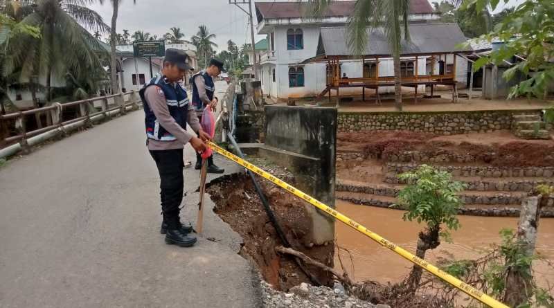Desa Lhue Simpang Jeunieb Terjadi Longsor Dijalan, Polisi Pasang Garis Pembatas Desa Lhue Simpang Jeunieb Terjadi Longsor Dijalan, Polisi Pasang Garis Pembatas