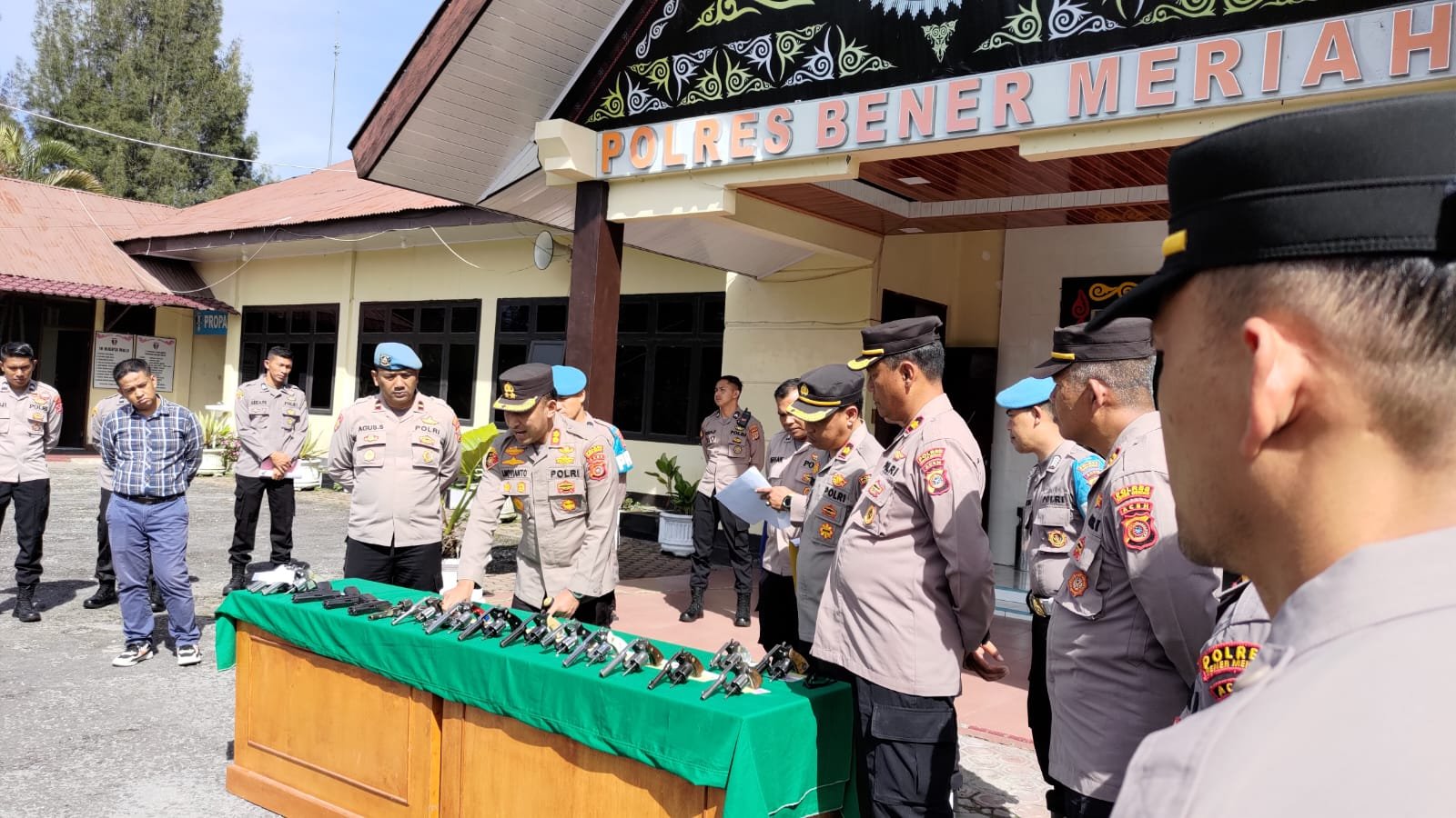 Kapolres Bener Meriah Dan Kasi Propam melakukan Pengecekan Senjata Api Personil Kapolres Bener Meriah Dan Kasi Propam melakukan Pengecekan Senjata Api Personil