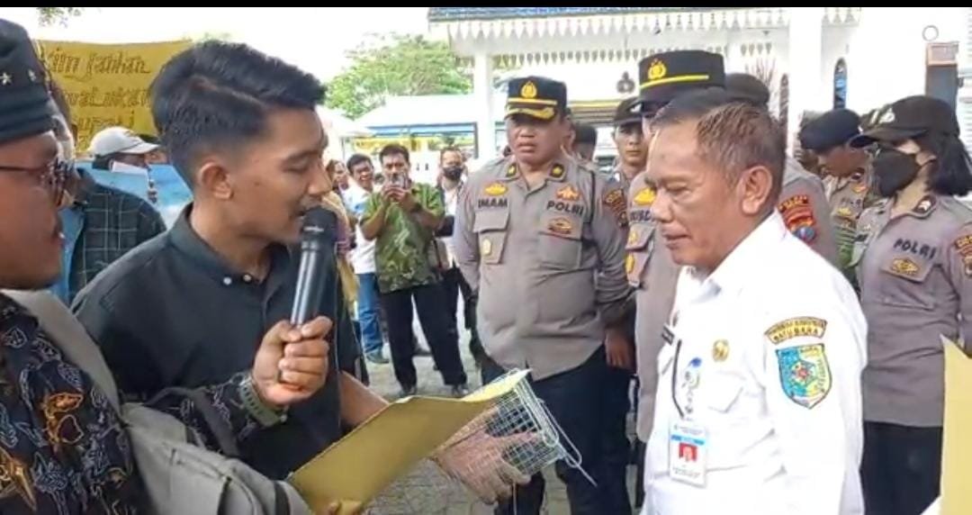 Pendemo Serahkan Perangkap Tikus Di Kantor Bupati, Minta Periksa Oknum Ka BPKAD Atas Dugaan Pelanggaran Pendemo Serahkan Perangkap Tikus Di Kantor Bupati, Minta Periksa Oknum Ka BPKAD Atas Dugaan Pelanggaran