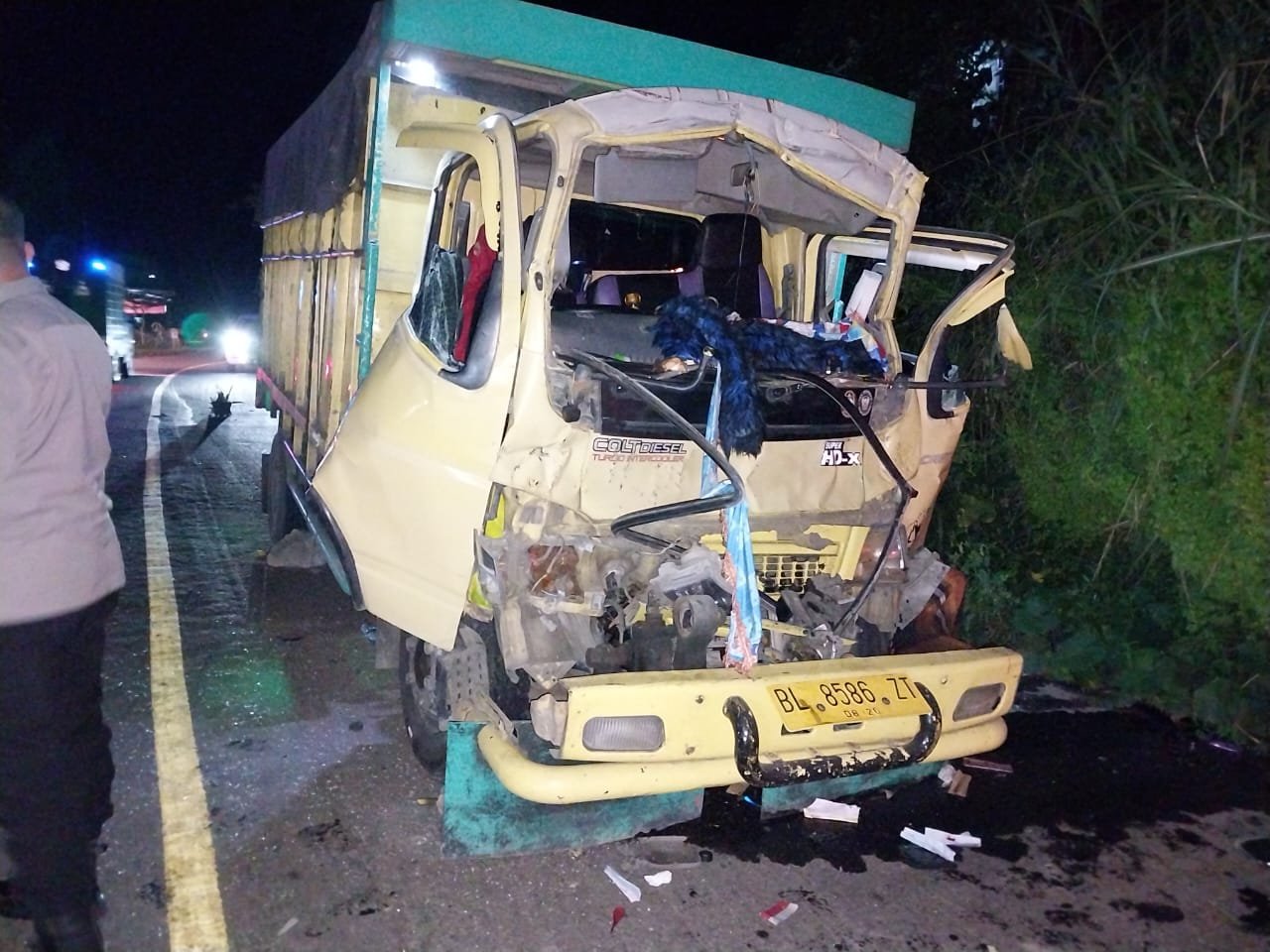 Laka Lantas : Truck Coel Diesel Tabrak Truck Tronton Hino Laka Lantas : Truck Coel Diesel Tabrak Truck Tronton Hino