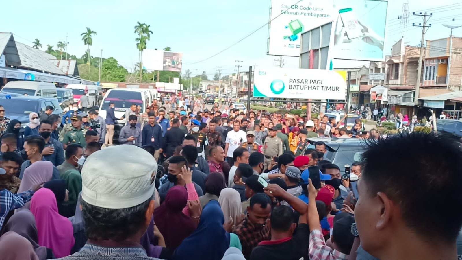 Warga Batuphat Dapat Sepeda dan Sembako Dari Jokowi Warga Batuphat Dapat Sepeda dan Sembako Dari Jokowi