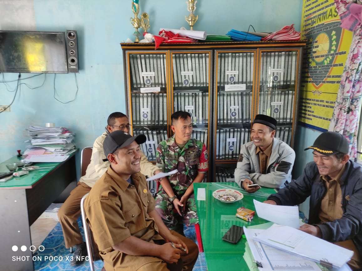 Sinergitas Babinsa dan Aparat Desa Binaan Sinergitas Babinsa dan Aparat Desa Binaan