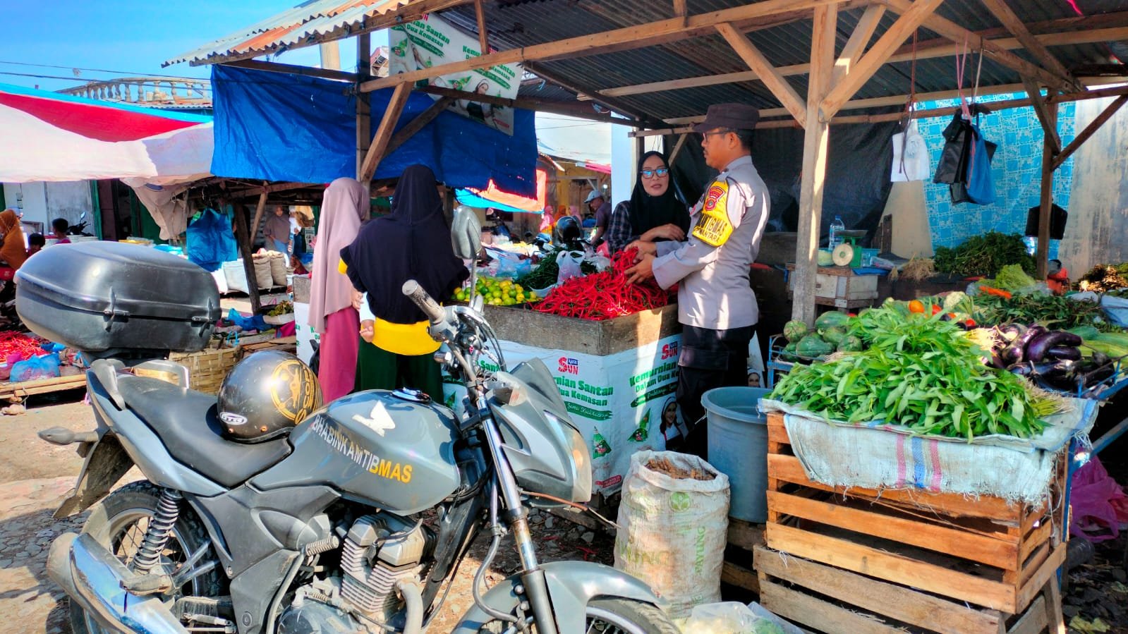Polsek Dewantara Monitoring Stok Kebutuhan Pokok di Pasar Krueng Geukueh Polsek Dewantara Monitoring Stok Kebutuhan Pokok di Pasar Krueng Geukueh