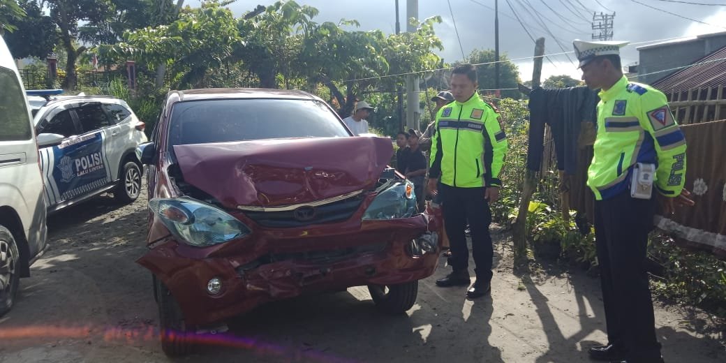 Laka Lantas : Toyota Hiace Dan Toyota Avanza Adu Laga Laka Lantas : Toyota Hiace Dan Toyota Avanza Adu Laga