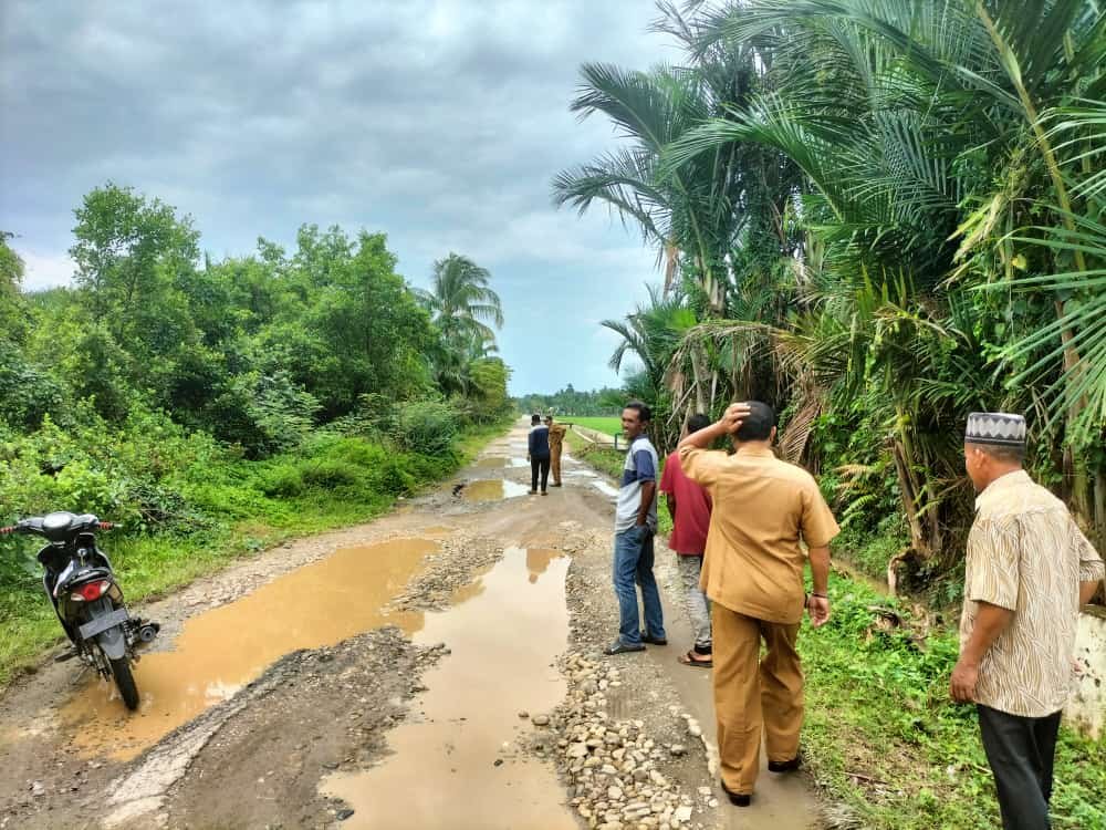Masyarakat Desa Keudee Dua Keluhkan Jalan Berlubang yang Kerap Makan Korban Masyarakat Desa Keudee Dua Keluhkan Jalan Berlubang yang Kerap Makan Korban