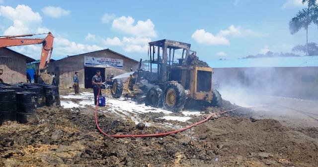 Diduga Selang Hidrolik Bocor, Dua Alat Berat Terbakar di Ranto Peureulak Diduga Selang Hidrolik Bocor, Dua Alat Berat Terbakar di Ranto Peureulak