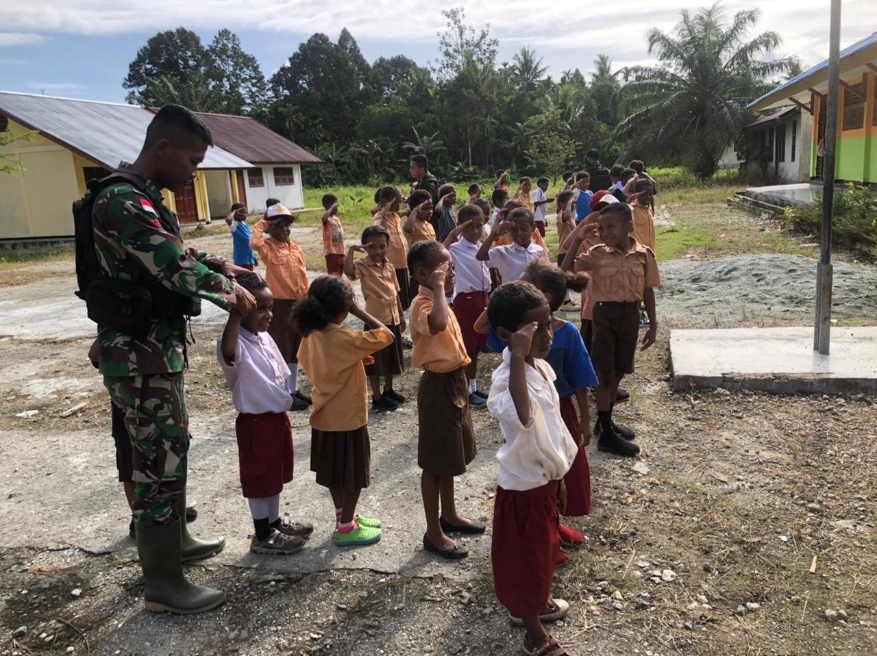 Satgas Yonif 132/BS TNI Mengajar Anak Sekolah di Perbatasan Papua Satgas Yonif 132/BS TNI Mengajar Anak Sekolah di Perbatasan Papua