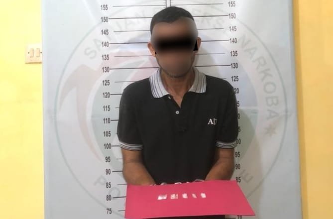 Lagi Santai Duduk di Pantai, Pengendara Sabu Diamankan Polisi Lagi Santai Duduk di Pantai, Pengendara Sabu Diamankan Polisi