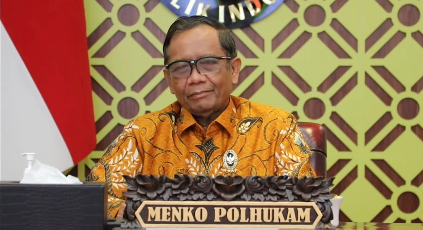 Menko Polhukam Tegaskan Pilot Susi Air Masih Disandera KKB Menko Polhukam Tegaskan Pilot Susi Air Masih Disandera KKB