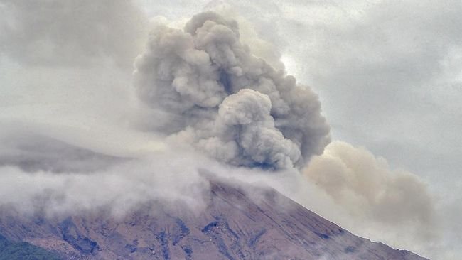 Kembali Erupsi, Warga Dilarang Dekati Gunung Kerinci Kembali Erupsi, Warga Dilarang Dekati Gunung Kerinci