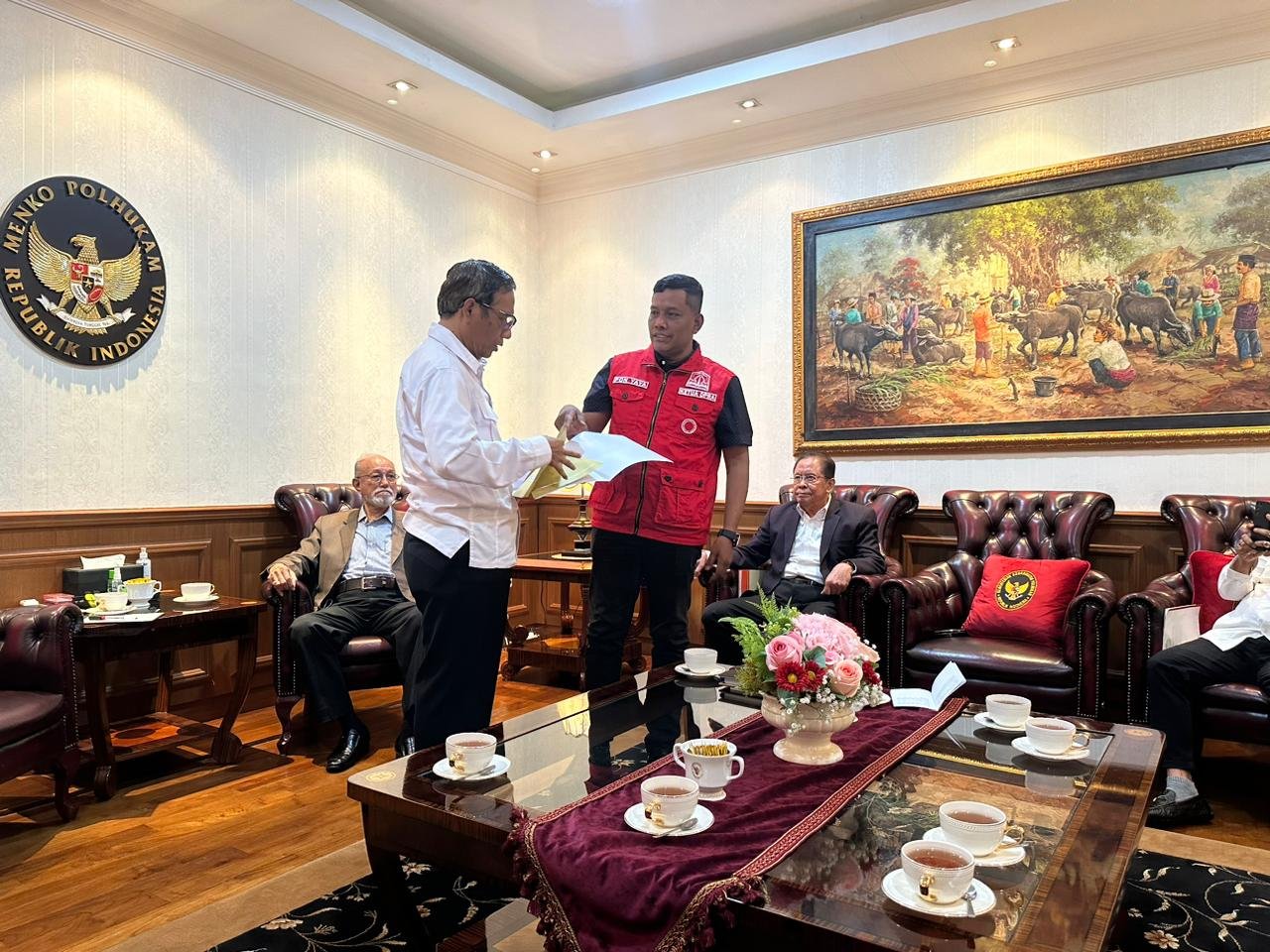 Ketua DPRA Bersama Wali Nanggro Lakukan Pertemuan Dengan Menteri Hukum Dan Ham Mahfud MD Di Jakarta Ketua DPRA Bersama Wali Nanggro Lakukan Pertemuan Dengan Menteri Hukum Dan Ham Mahfud MD Di Jakarta