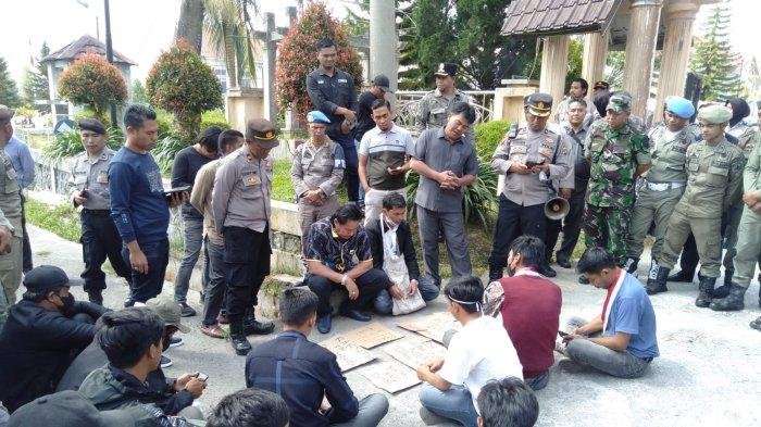 Aliansi Mahasiswa Dan Masyarakat Unjuk Rasa Di Kantor DPRK Bener Meriah Aliansi Mahasiswa Dan Masyarakat Unjuk Rasa Di Kantor DPRK Bener Meriah