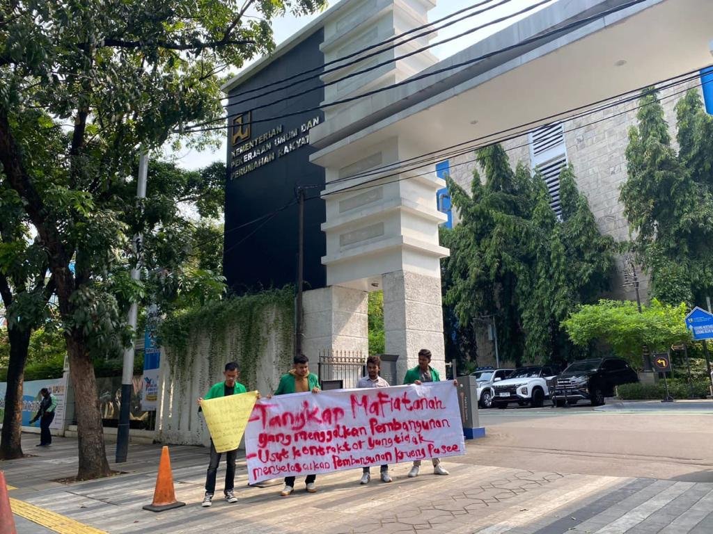 Proyek Bendungan Krueng Pasee Mangkrak, BEM FH UNIMAL Gelar Aksi di Gedung Kementrian PUPR RI Proyek Bendungan Krueng Pasee Mangkrak, BEM FH UNIMAL Gelar Aksi di Gedung Kementrian PUPR RI