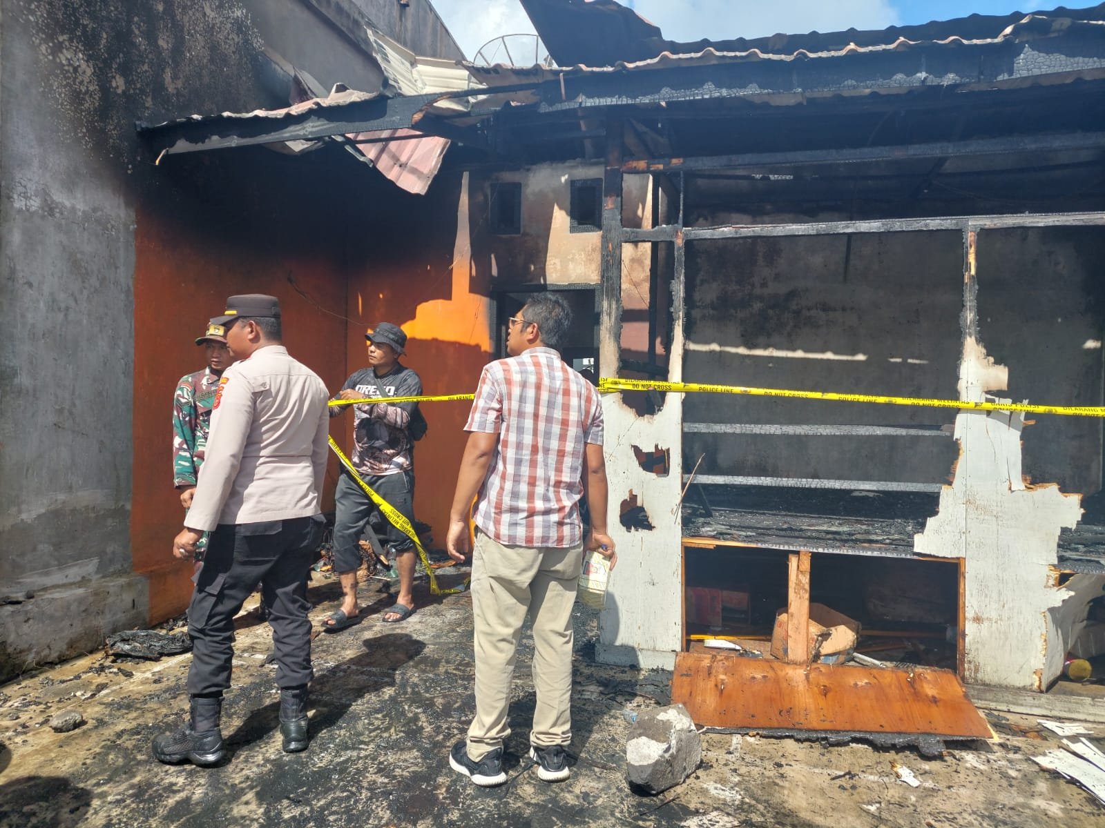 Satu Unit Gudang Cafe Milik Warga Di Lalap Si Jago Merah Satu Unit Gudang Cafe Milik Warga Di Lalap Si Jago Merah