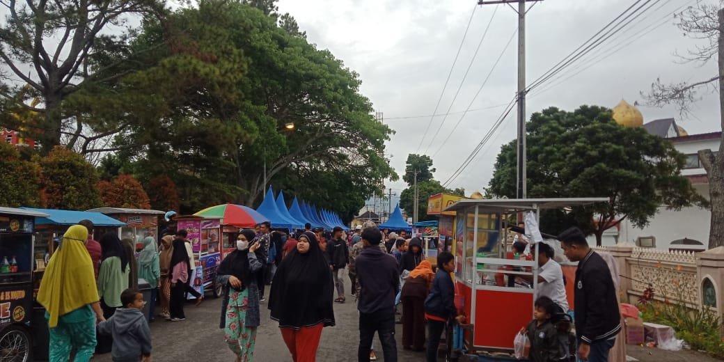 Awal Puasa !! Masyarakat Kota Takengon Ramai Berburu Takjil Awal Puasa !! Masyarakat Kota Takengon Ramai Berburu Takjil