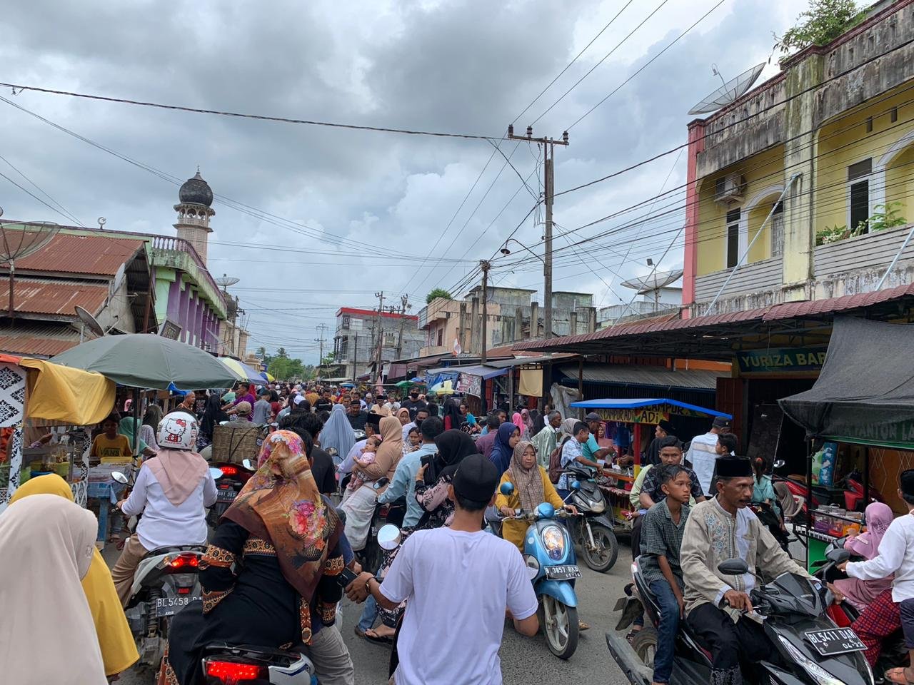 Hari Pertama Puasa, Masyarakat Kota Binjei dan Sekitarnya Ramaikan Pusat Jualan Takjil Hari Pertama Puasa, Masyarakat Kota Binjei dan Sekitarnya Ramaikan Pusat Jualan Takjil