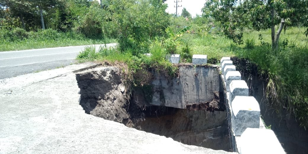 Turap Penahan Tanah (TPT) Amblas Di Jalan Lintas Takengon – Bireun Turap Penahan Tanah (TPT) Amblas Di Jalan Lintas Takengon – Bireun